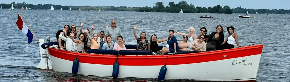 Gasten zwaaien op de plas