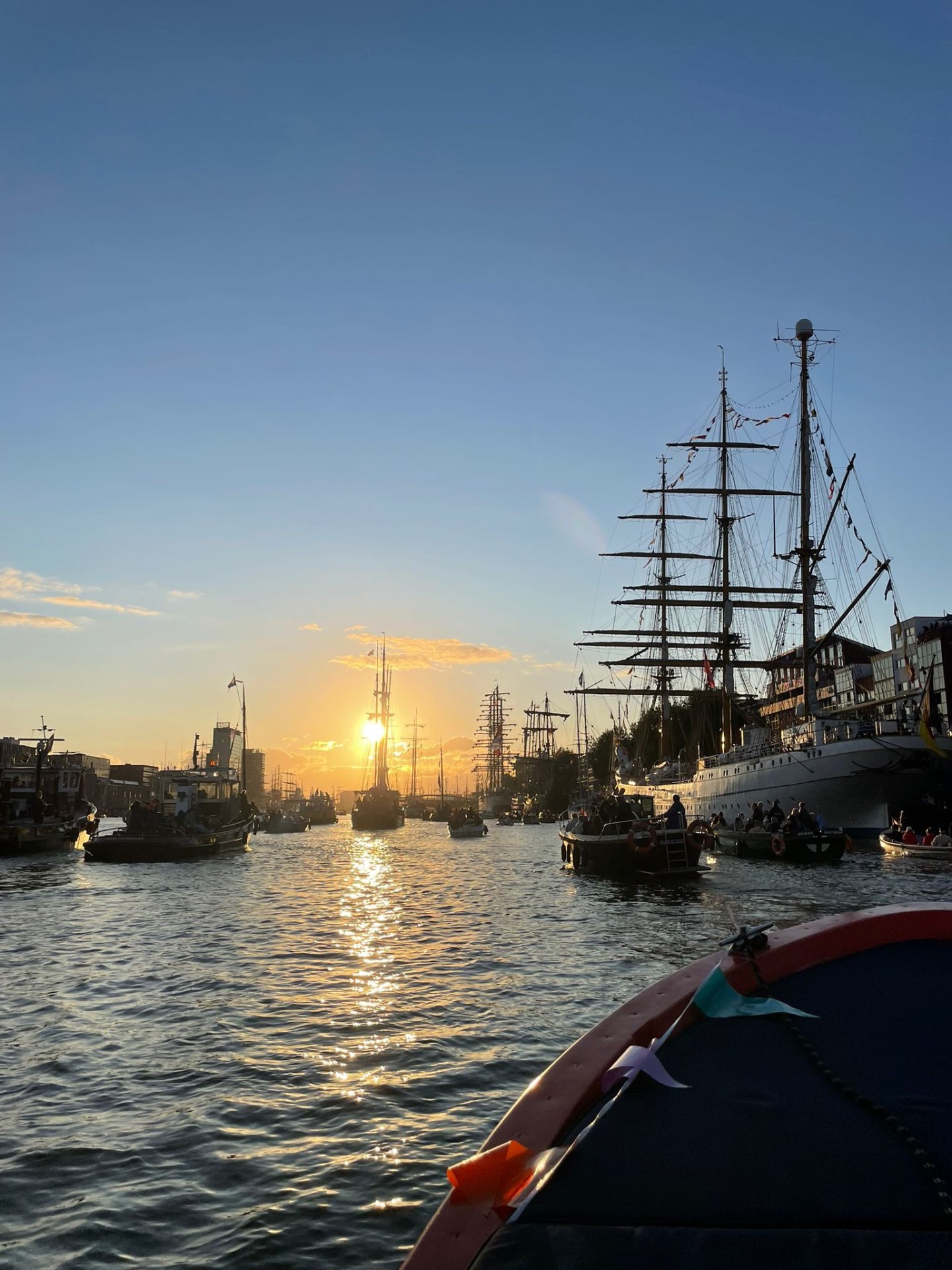 Zonsondergang bij de haven van Loosdrecht – contact luxe sloep 12 personen met schipper