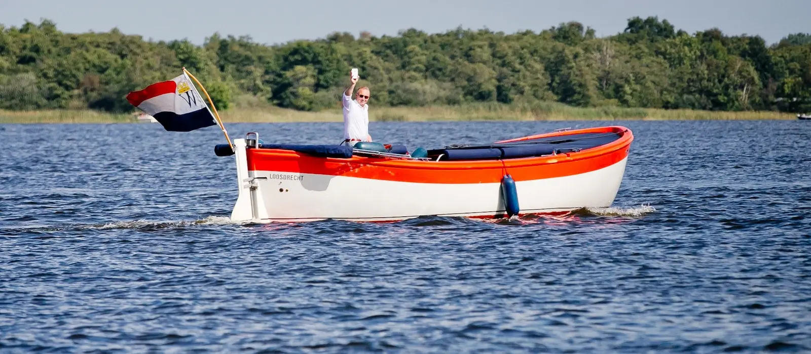 Luxe sloep met schipper varend op de Loosdrechtse Plassen - Heerlijkdagje